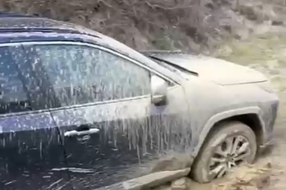 Jandarmii, eroii GPS-ului: Au salvat o familie de-a dreptul împotmolită