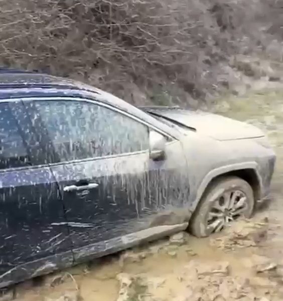 Jandarmii, eroii GPS-ului: Au salvat o familie de-a dreptul împotmolită