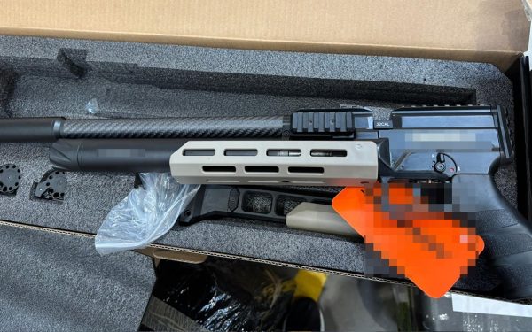 Arme cu aer comprimat, din Olanda, interceptate la Otopeni