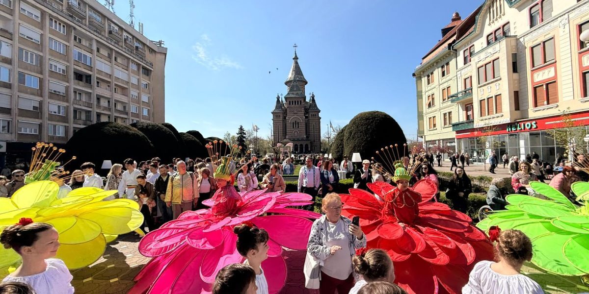 Timișoara devine, în această seară, un festin vizual dedicat florilor și artei stradale, cu scena principală în Piața Unirii