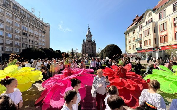 Timișoara devine, în această seară, un festin vizual dedicat florilor și artei stradale, cu scena principală în Piața Unirii