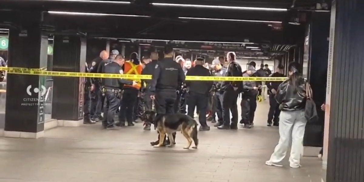 Atac cu macetă în NY: Polițiștii l-au împușcat mortal pe agresor, trei răniți