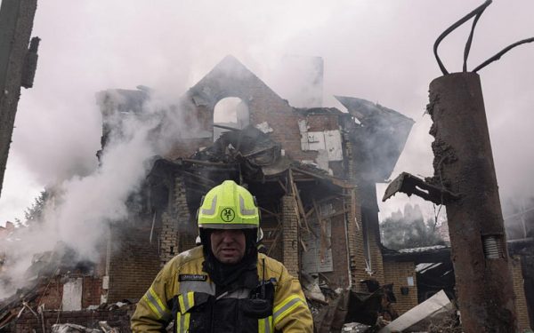 Război în Ucraina: Rusia lovește, armistițiul de Paște, pe muchie de cuțit