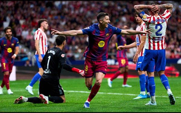 Barcelona s-a impus în derby-ul rundei cu numărul 30 din La Liga, 2-1 pe terenul lui Atletico Madrid, profitând de pasul greșit făcut de Real Madrid în partida de la Mallorca