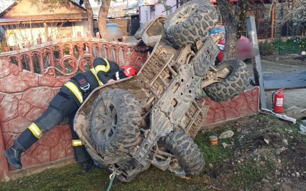Accident grav de Paște: ATV răsturnat, a ajuns pe gard