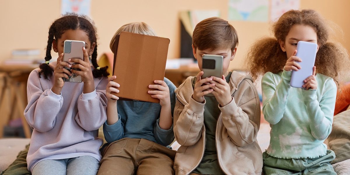 Estonia, revoltă față de interdicțiile privind accesul copiilor la social media