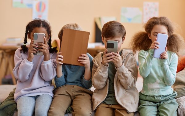 Estonia, revoltă față de interdicțiile privind accesul copiilor la social media