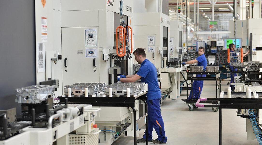 Activitatea industrială a României, în declin în februarie, ignoră producția de alimente