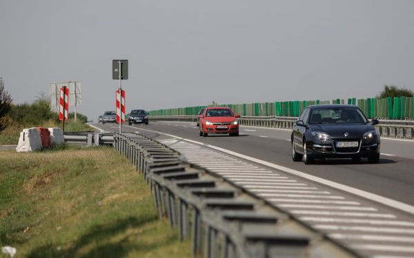 Circulația vehiculelor de peste 7,5 tone, restricționată de Paște pe drumurile din România Compania Națională de Administrare a Infrastructurii Rutiere (CNAIR) a anunțat restricții de circulație pentru vehiculele de mare tonaj, în perioada sărbătorilor Pascale