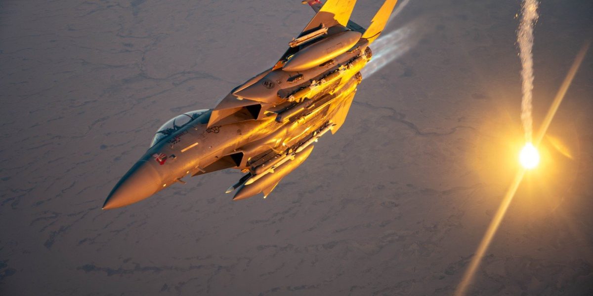 Două avioane americane au fost doborâte vineri în zona Orientului Mijlociu, marcând o premieră dificilă pentru operațiunile militare ale SUA și Israel în Iran