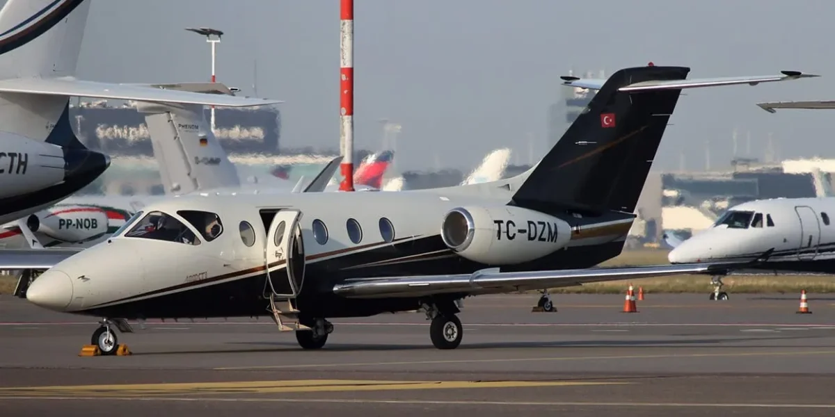 Lumina Sfântă a Învierii a ajuns în România. Avionul misterios și dotările sale