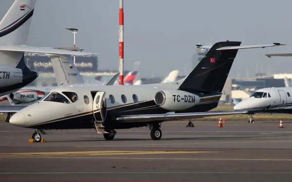 Lumina Sfântă a Învierii a ajuns în România. Avionul misterios și dotările sale