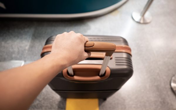 Metoda JAPONEZĂ: Cum să faci un bagaj de mână ușor, cu haine variate