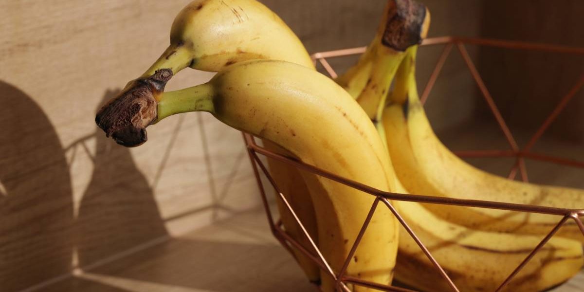 Banana NU se mai pune-n fructieră: Trucul genial care o ține proaspătă