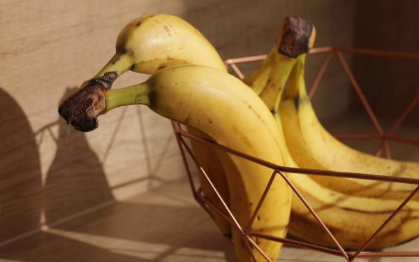 Banana NU se mai pune-n fructieră: Trucul genial care o ține proaspătă
