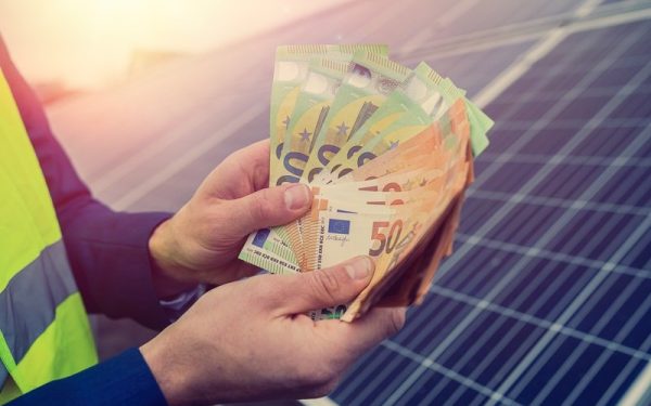 Fermierii și antreprenorii din sectorul alimentar din România vor putea accesa noi fonduri europene de până la 20 de milioane de euro fiecare pentru instalarea de panouri solare, cu sau fără stocare, pentru consumul propriu al afacerilor