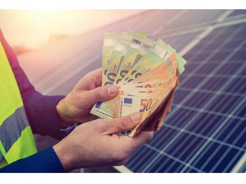 Fermierii și antreprenorii din sectorul alimentar din România vor putea accesa noi fonduri europene de până la 20 de milioane de euro fiecare pentru instalarea de panouri solare, cu sau fără stocare, pentru consumul propriu al afacerilor
