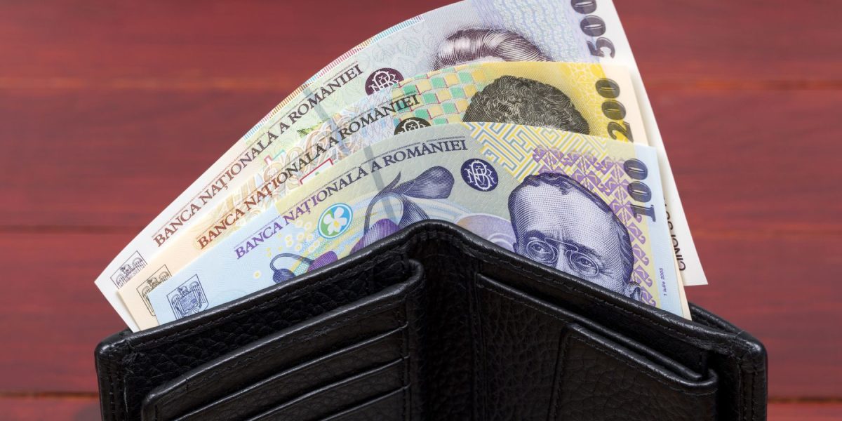 Economistul-șef al BRD, Florian Libocor, sfătuiește românii să adopte reguli simple pentru a rămâne stabili într-o economie fragilă, accentuând diferența între comportamentul de panică și deciziile inteligente de menținere a stabilității financiare