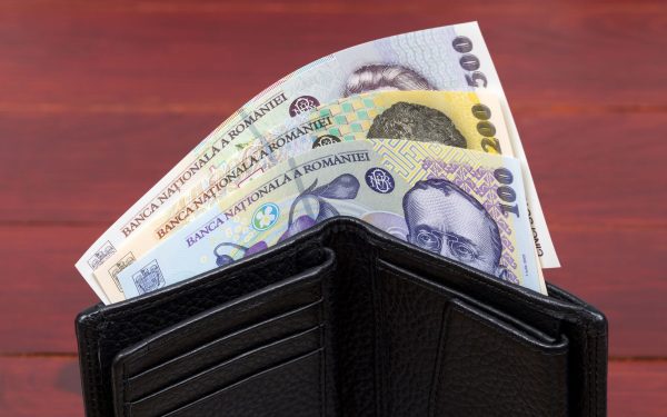 Economistul-șef al BRD, Florian Libocor, sfătuiește românii să adopte reguli simple pentru a rămâne stabili într-o economie fragilă, accentuând diferența între comportamentul de panică și deciziile inteligente de menținere a stabilității financiare