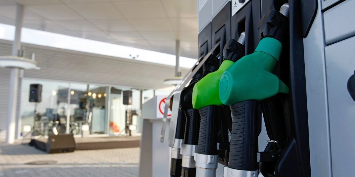 Premierul Ilie Bolojan a anunțat, sâmbătă, măsuri concrete pentru gestionarea crizei combustibililor, transmit astfel un mesaj clar: guvernul nu urmărește profit din creșterea prețurilor la carburanți, ci încearcă să stabilizeze situația pentru populație și economie