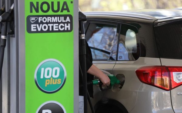 Benzina și motorina, tot mai ieftine și vineri în România: Cât plătești acum