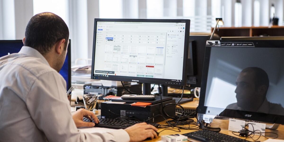 Alergia la muncă: Cauze, simptome și soluții. Ce e de făcut?