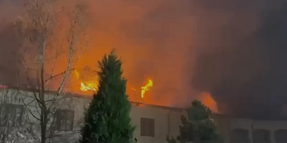 Incendiu devastator la Mănăstirea Bistrița de Paști: 10 autospeciale intervin în Vâlcea