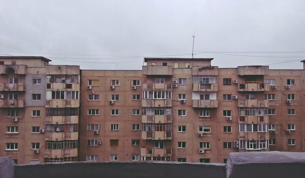 Blocarii de sub tine, responsabili legal: Ce trebuie să știe românii