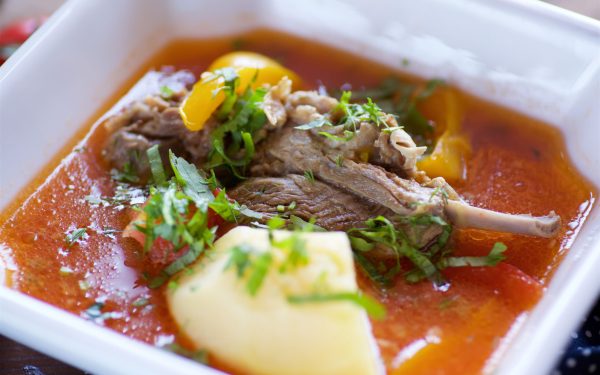 Borșul de miel: beneficii, riscuri și secretul unui consum corect