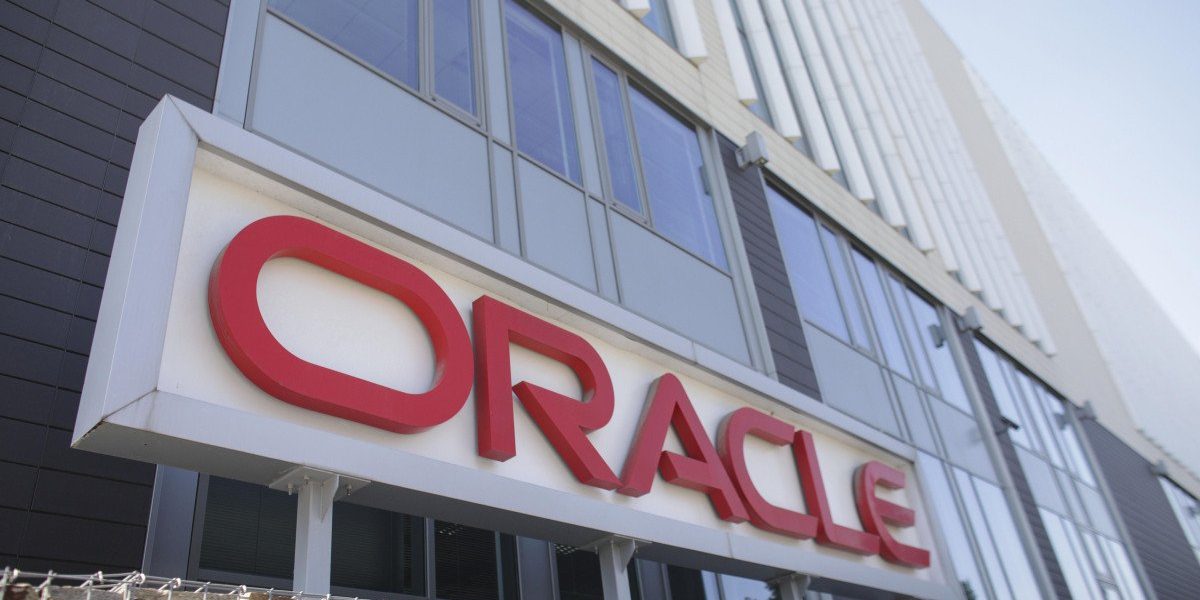 Oracle trece printr-un val de concedieri masive în timp ce investește masiv în inteligența artificială, ceea ce a surprins și îngrijorat piața de tehnologie
