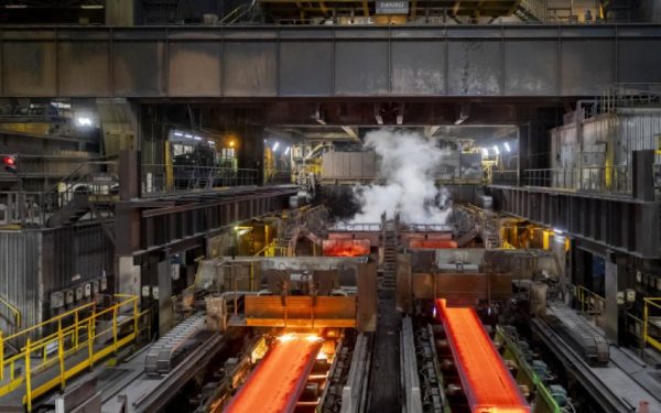 Consiliul Concurenței a dat undă verde: UMB preia oțelăria de la Hunedoara Consiliul Concurenței a autorizat tranzacția prin care UMB Steel SRL, parte a grupului UMB, controlat de familia Umbrărescu, intenționează să achiziționeze activele ArcelorMittal Hunedoara SA