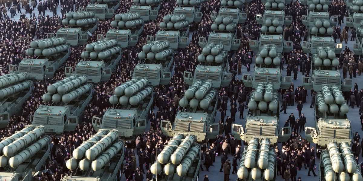 Coreea de Nord lansează rachete: Seulul convoacă de urgență o reuniune