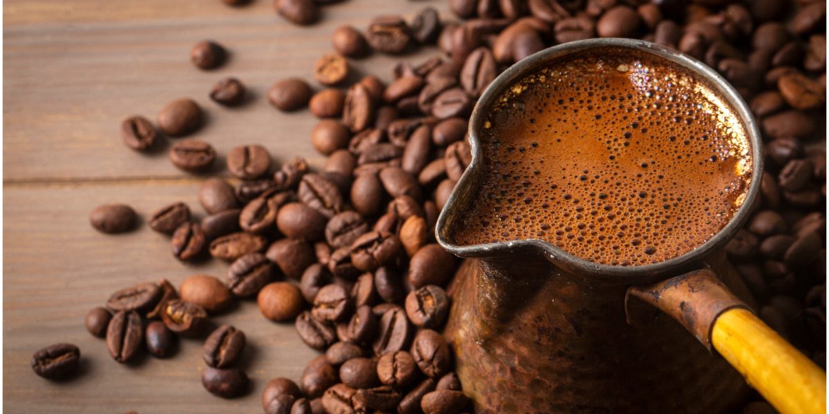 Cafeaua, scumpită cu peste 23 la sută: Și zahărul și laptele s-au scumpit | AUDIO