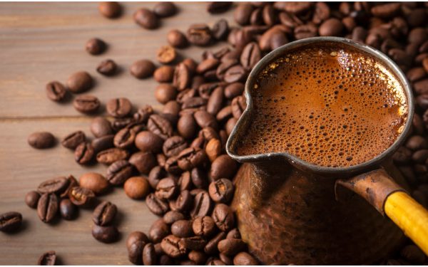 Cafeaua, scumpită cu peste 23 la sută: Și zahărul și laptele s-au scumpit | AUDIO