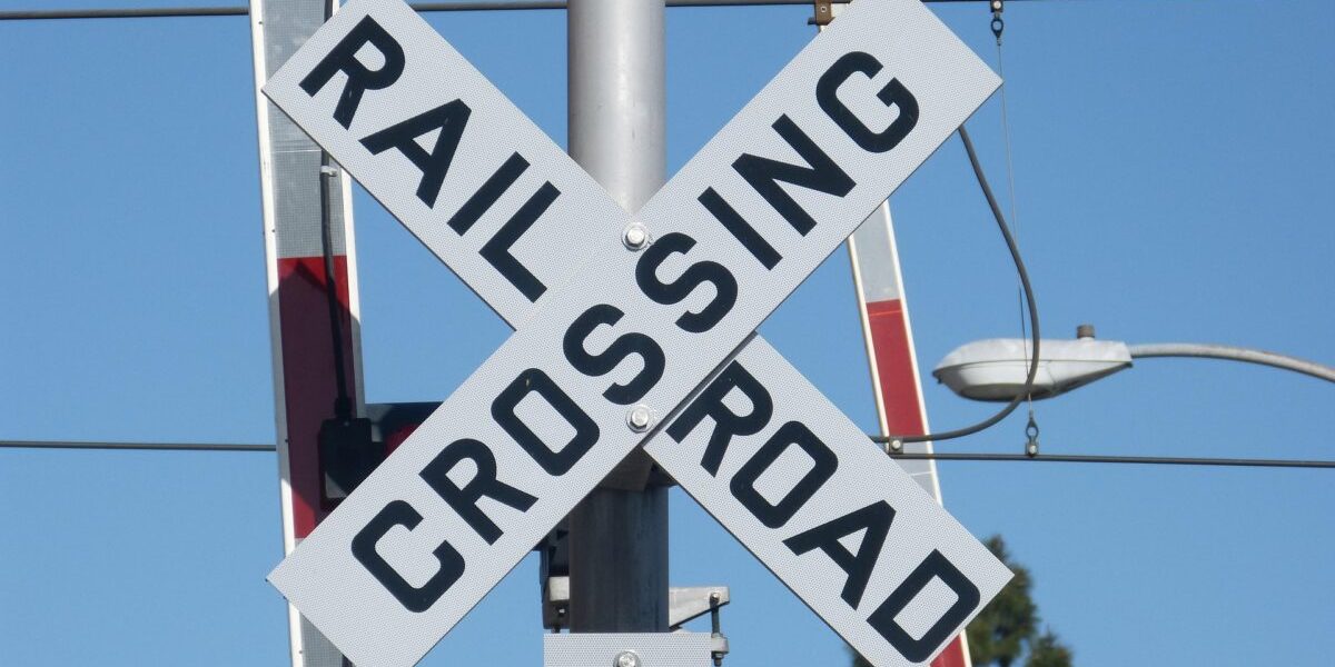 Ancheta: Mașina autonomă a sfidat bariera și trenul, pericol iminent