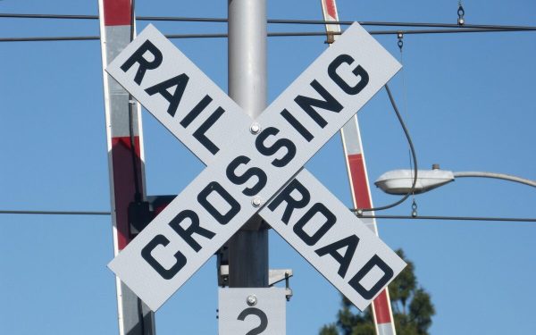 Ancheta: Mașina autonomă a sfidat bariera și trenul, pericol iminent