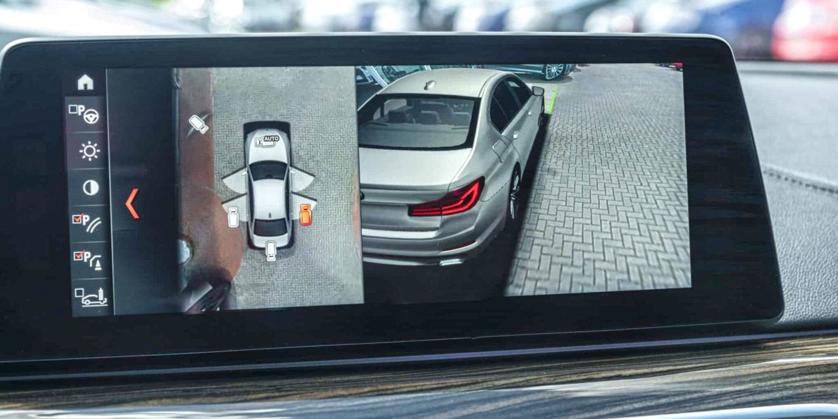 Imaginea atașată prezintă o cameră de 360 de grade cu lentilele încețoșate