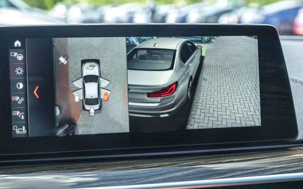 Imaginea atașată prezintă o cameră de 360 de grade cu lentilele încețoșate