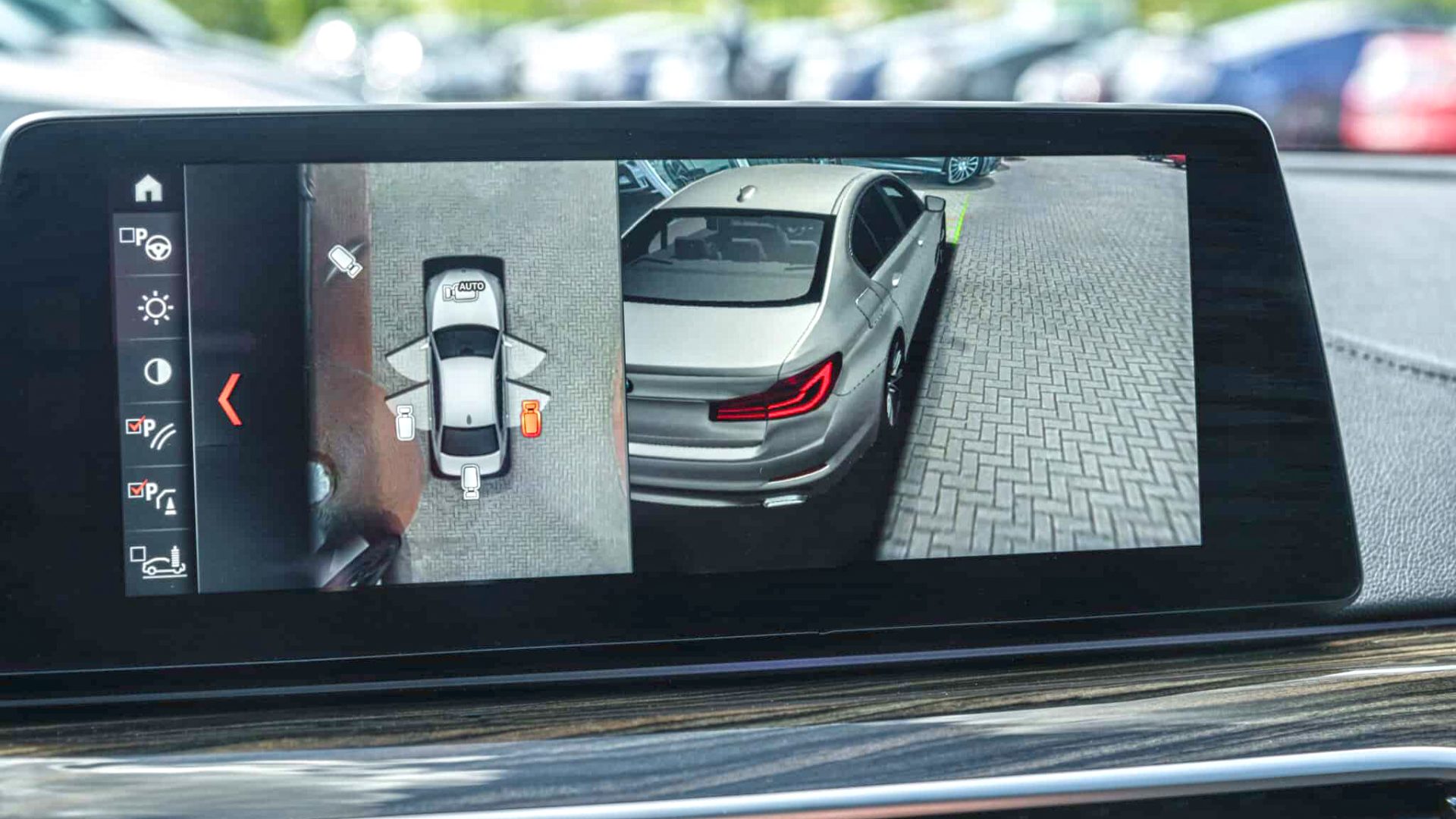 Imaginea atașată prezintă o cameră de 360 de grade cu lentilele încețoșate