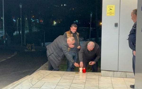 Marți seara, în fața Spitalului Universitar de Urgență din București, au fost aprinse primele candele