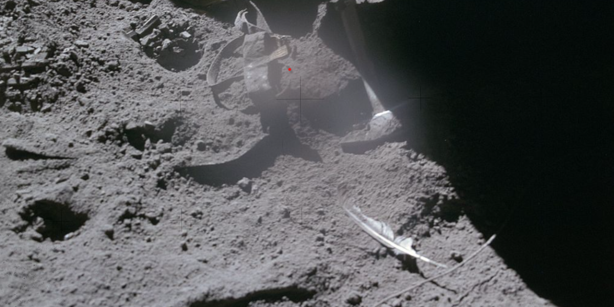 O pană de șoim și un ciocan pe Lună: Experimentul care a demonstrat legile gravitației Pe suprafața Lunii, în anul 1971, un experiment științific simplu a demonstrat una dintre cele mai importante teorii ale fizicii