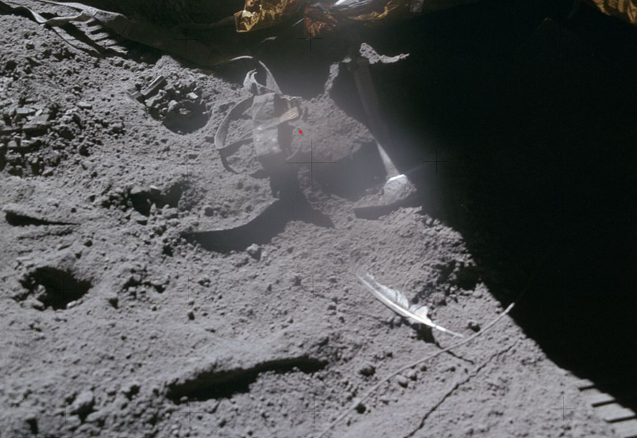 O pană de șoim și un ciocan pe Lună: Experimentul care a demonstrat legile gravitației Pe suprafața Lunii, în anul 1971, un experiment științific simplu a demonstrat una dintre cele mai importante teorii ale fizicii