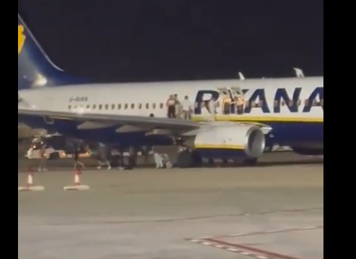 Avion gol, pasageri abandonați pe pistă: scandal uriaș pe aeroport