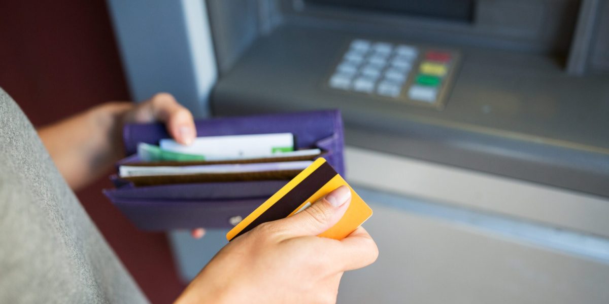 Atunci când o bancă devine incapabilă să-și îndeplinească obligațiile financiare față de clienți, situația este gestionată de obicei printr-un mecanism clar definit de legislație și autorități