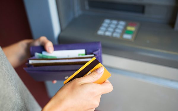 Atunci când o bancă devine incapabilă să-și îndeplinească obligațiile financiare față de clienți, situația este gestionată de obicei printr-un mecanism clar definit de legislație și autorități