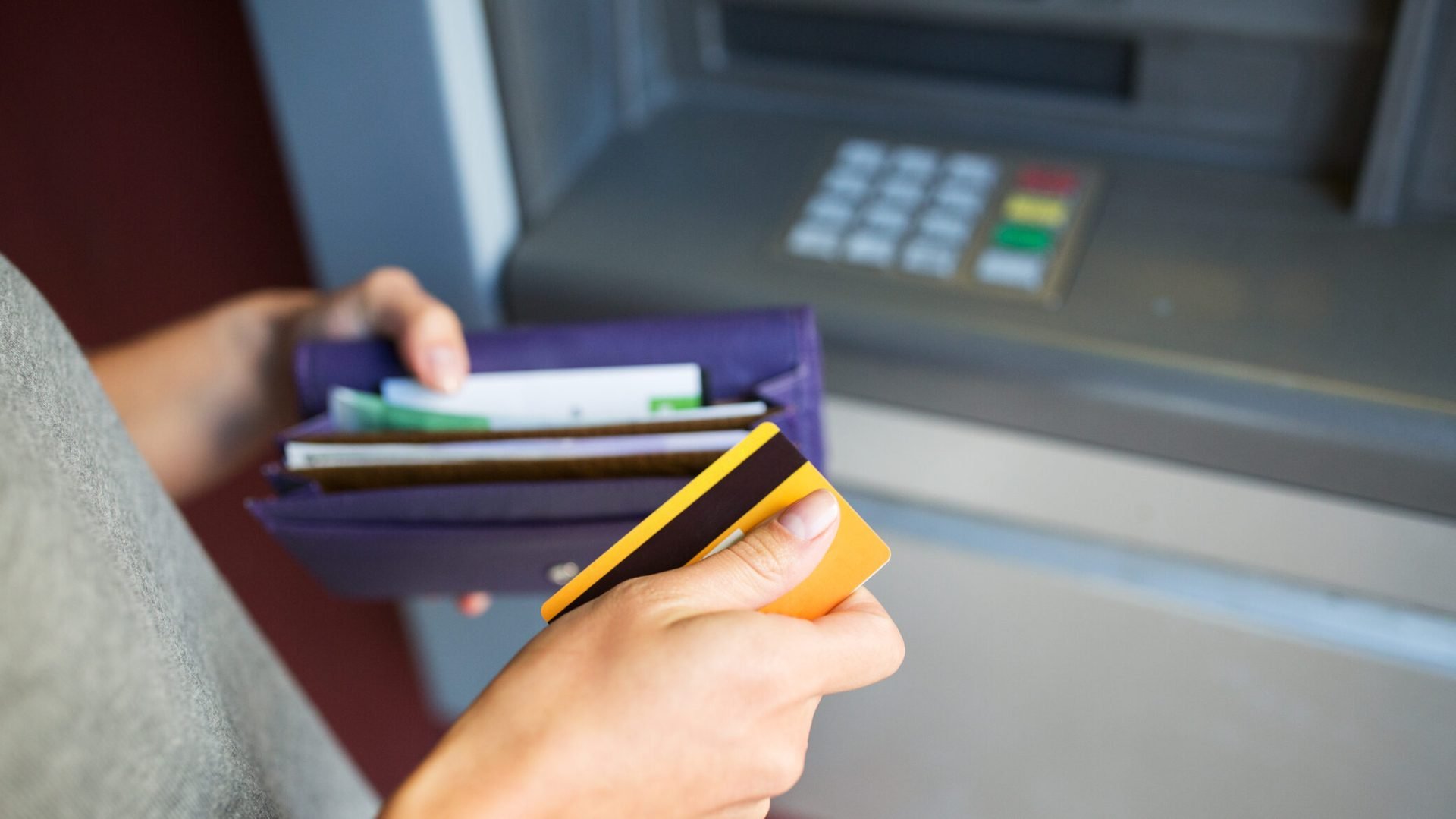 Atunci când o bancă devine incapabilă să-și îndeplinească obligațiile financiare față de clienți, situația este gestionată de obicei printr-un mecanism clar definit de legislație și autorități