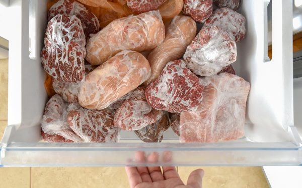 Cât rezistă mielul la congelator? E mai „mofturos” ca vita sau puiul