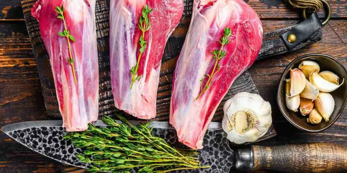 Alternativa sănătoasă pentru masa de Paște: iedul preia locul mielului Mielul rămâne tradiționalul simbol al sărbătorilor Pascale în România, însă tot mai mulți consumatori sunt atenți la opțiuni mai sănătoase