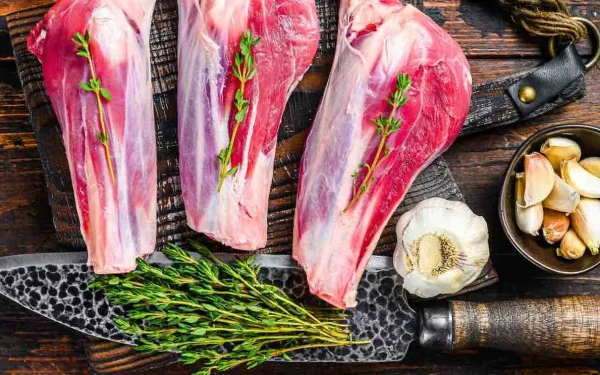 Alternativa sănătoasă pentru masa de Paște: iedul preia locul mielului Mielul rămâne tradiționalul simbol al sărbătorilor Pascale în România, însă tot mai mulți consumatori sunt atenți la opțiuni mai sănătoase