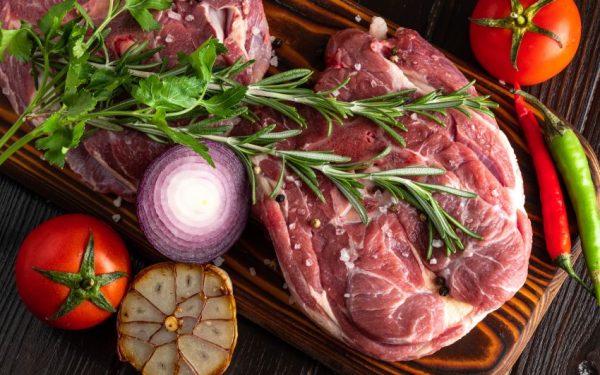 Un șoc pentru buzunare: carnea de miel, la prețuri record înainte de Paște În ajunul sărbătorilor pascale din 2026, românii se confruntă cu prețuri mai mari ca niciodată la carnea de miel